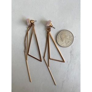 Medal earrings in triangle shapes and lines